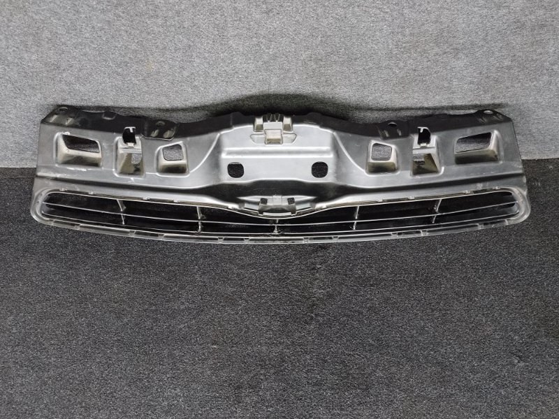 Решетка радиатора TOYOTA PRIUS C/AQUA 11-14 53111-52570 Б/У