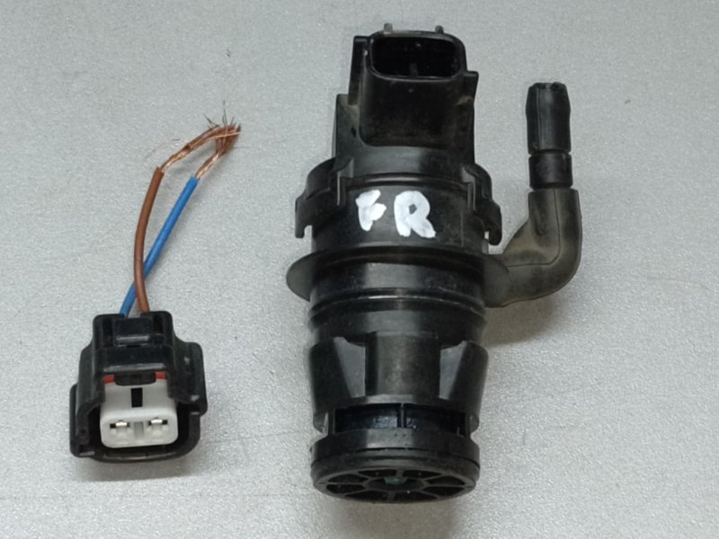 Насос омывателя стекла передний TOYOTA PRIUS C/AQUA 11-14 85330-21010 Б/У