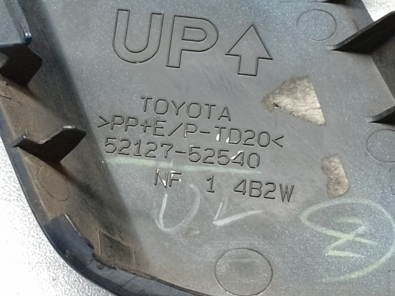 Заглушка буксировочного крюка TOYOTA PRIUS C/AQUA 11-14 Заглушка буксировочного крюка TOYOTA PRIUS C/AQUA 11-14