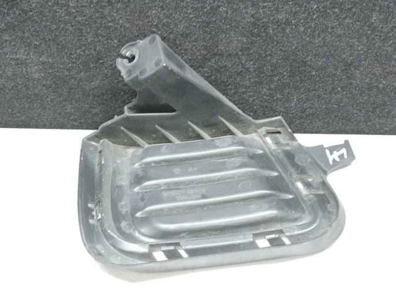 Заглушка ПТФ левая TOYOTA PRIUS C/AQUA 11-14