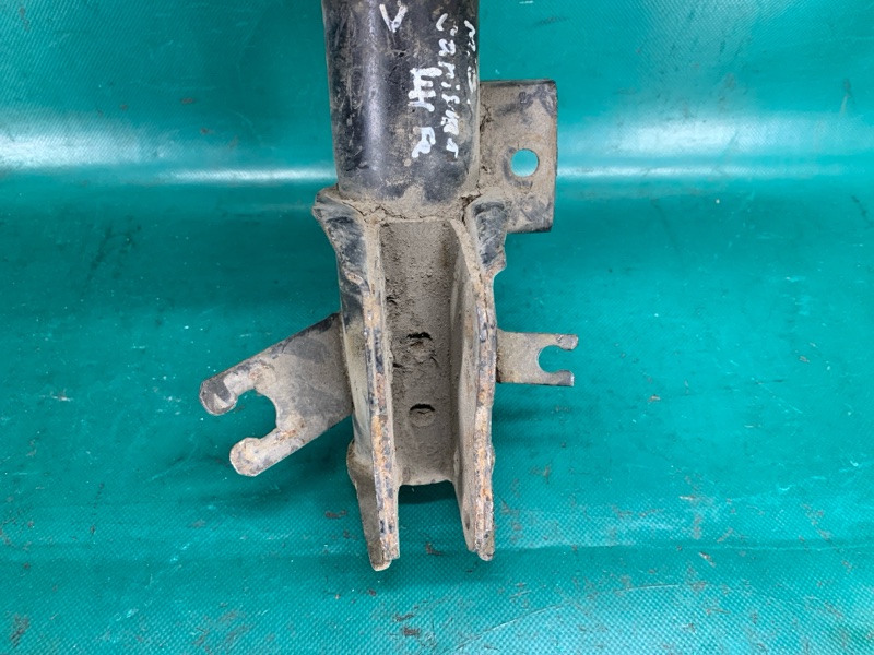 Амортизатор передний левый MITSUBISHI CARISMA 95-04