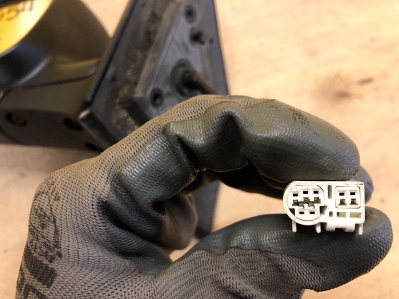 Зеркало левое AVENSIS 03-08