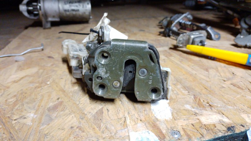 Замок двери задний левый NISSAN MAXIMA A32 94-99