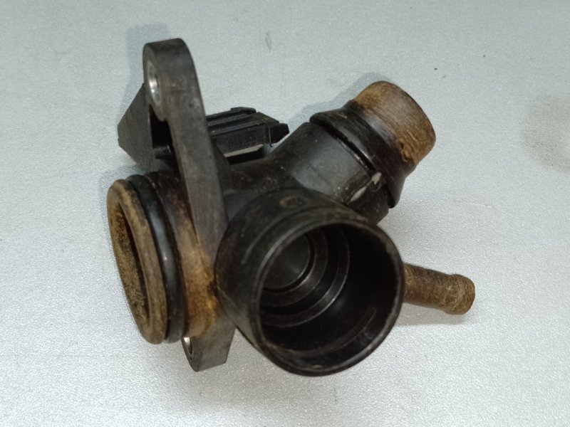 Фланец системы охлаждения Q5 08-16 2015 8R CPMB 2.0 TFSI