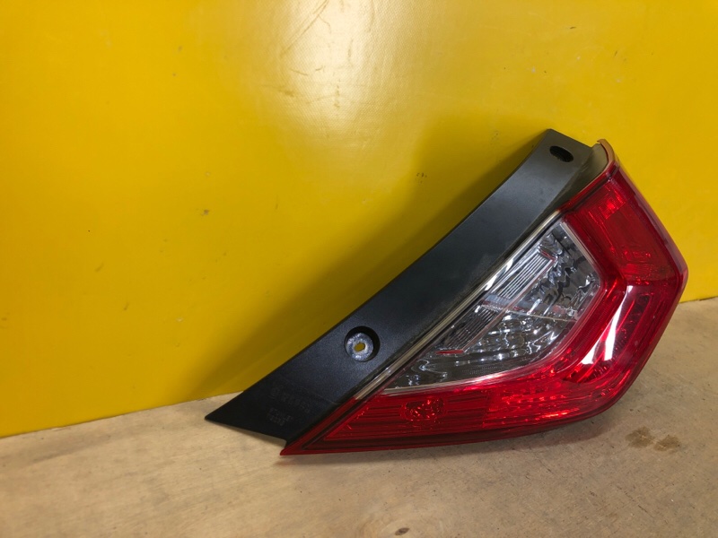 Фонарь наружный правый HONDA CIVIC FC/FK 15-