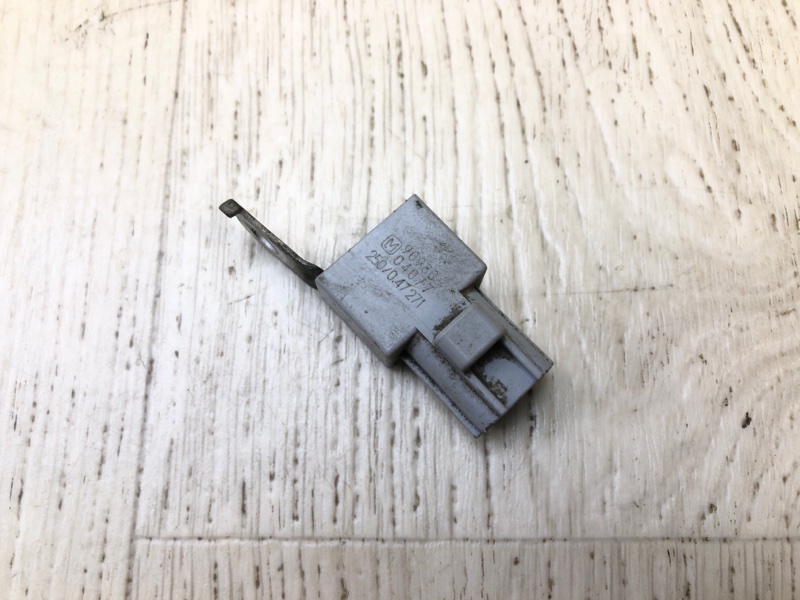 Запчасть конденсатор TOYOTA PRIUS - 11 97-03 1NZ-FXE 1.5L 90980-04077 Б/У Конденсатор TOYOTA PRIUS - 11 97-03 1NZ-FXE 1.5L 90980-04077 Б/У