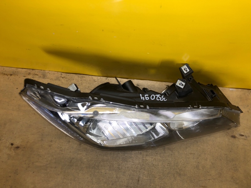 Фара правая CIVIC 4D 06-11