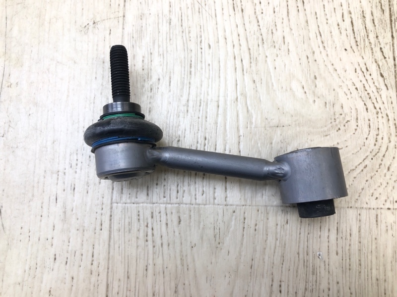 Стойка стабилизатора задняя левая PASSAT B8 14-