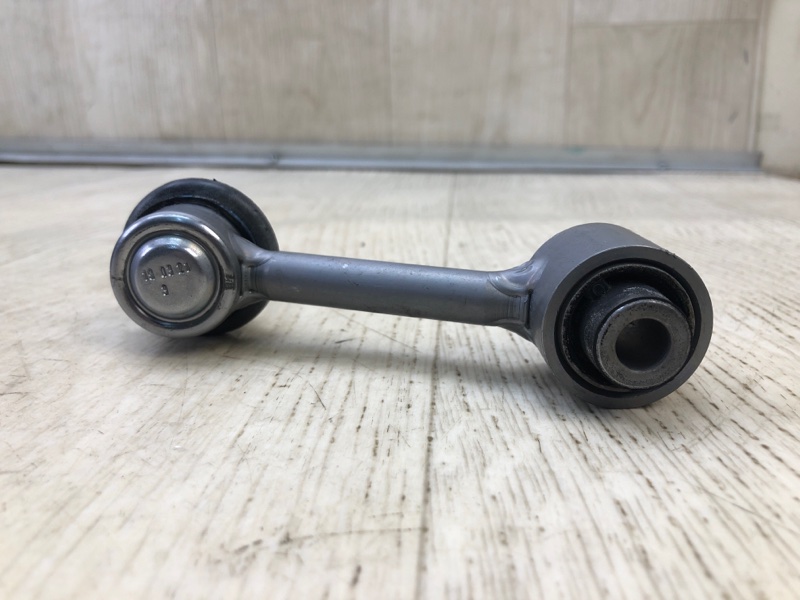 Стойка стабилизатора задняя левая PASSAT B8 14-