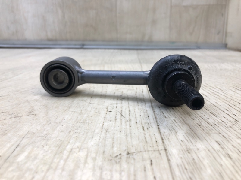 Стойка стабилизатора задняя левая PASSAT B8 14-