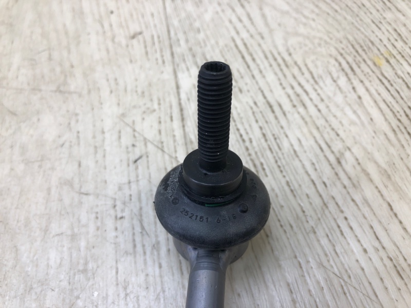 Стойка стабилизатора задняя левая PASSAT B8 14-