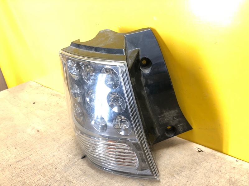 Фонарь наружный левый OUTLANDER XL 05-13