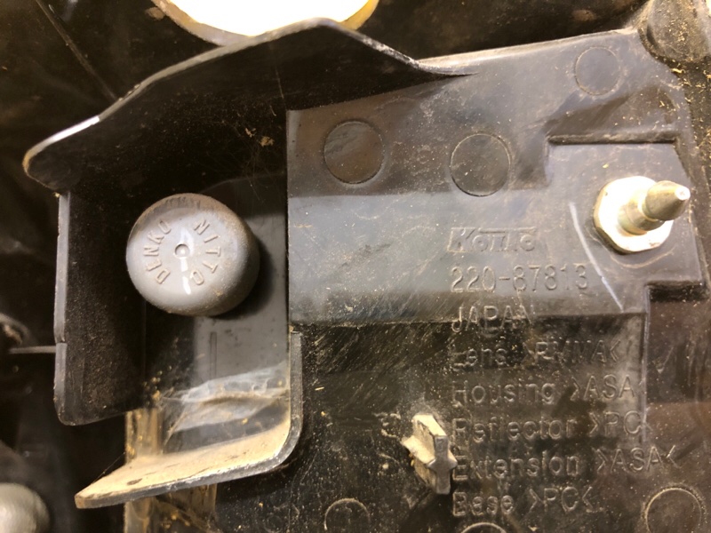 Фонарь наружный левый OUTLANDER XL 05-13