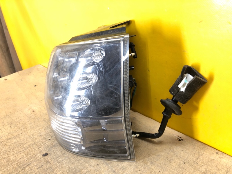 Фонарь наружный правый OUTLANDER XL 05-13