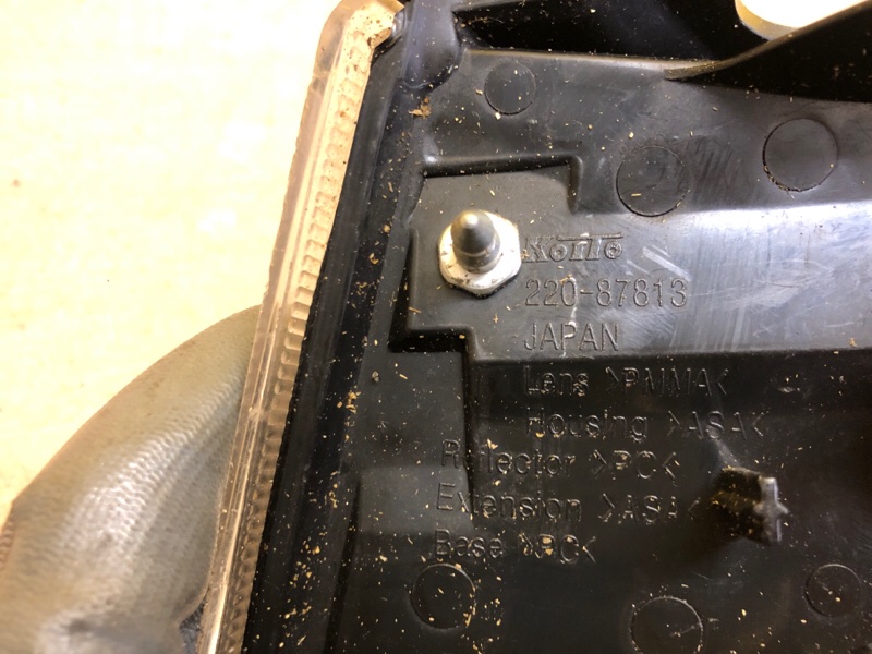 Фонарь наружный правый OUTLANDER XL 05-13