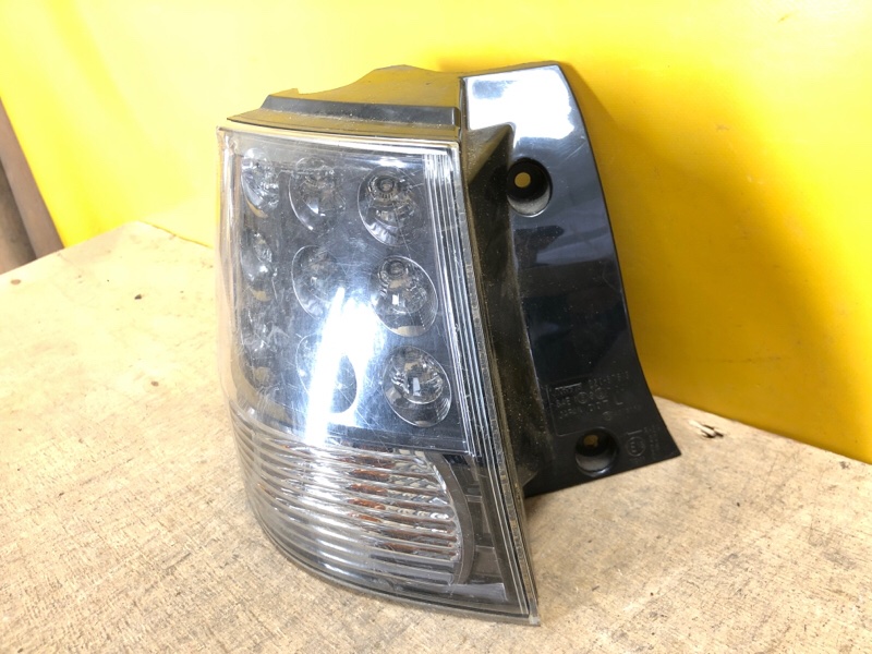 Фонарь наружный левый OUTLANDER XL 05-13