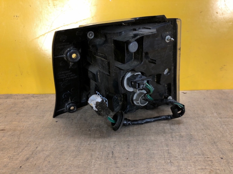 Фонарь наружный левый OUTLANDER XL 05-13