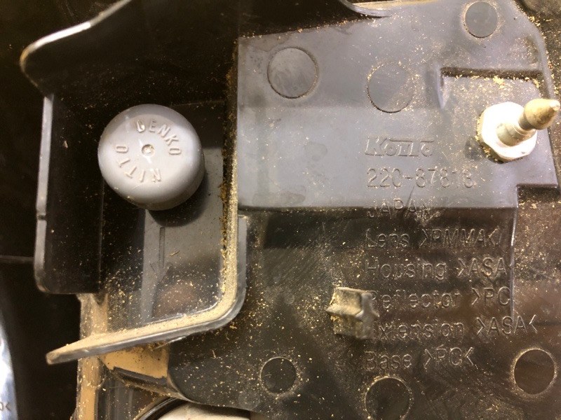 Фонарь наружный левый OUTLANDER XL 05-13