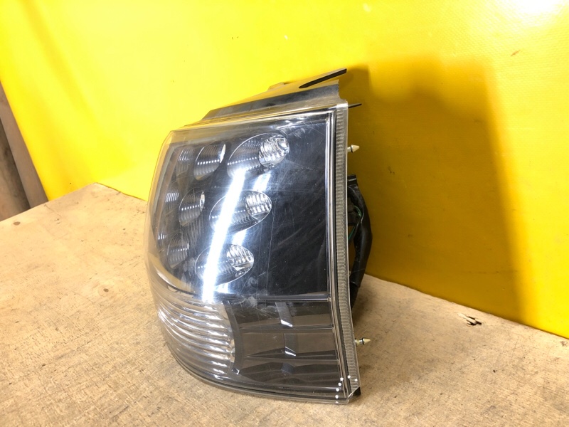 Фонарь наружный правый OUTLANDER XL 05-13