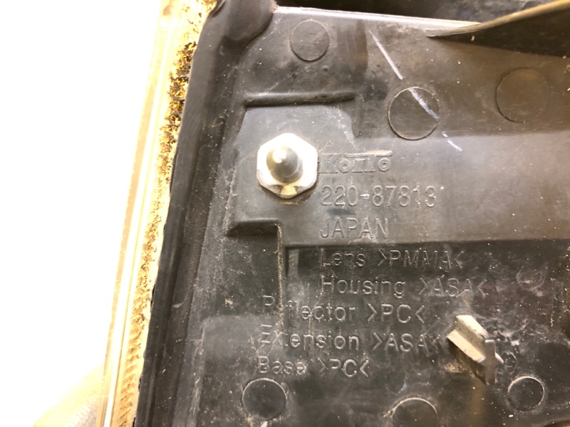 Фонарь наружный правый OUTLANDER XL 05-13