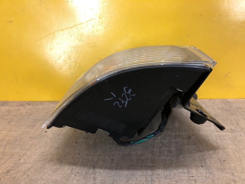 Фонарь наружный левый OUTLANDER XL 05-13