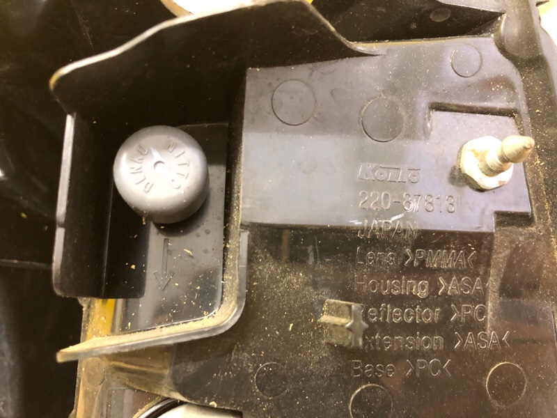 Фонарь наружный левый OUTLANDER XL 05-13