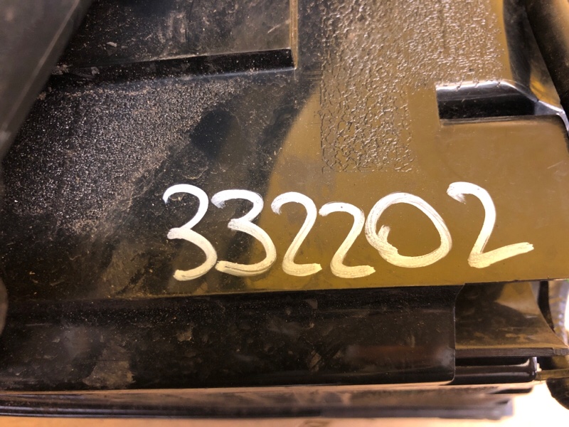 Фонарь наружный левый OUTLANDER XL 05-13