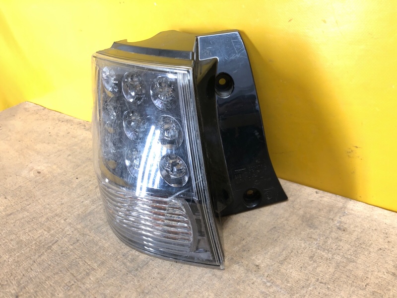 Фонарь наружный левый OUTLANDER XL 05-13