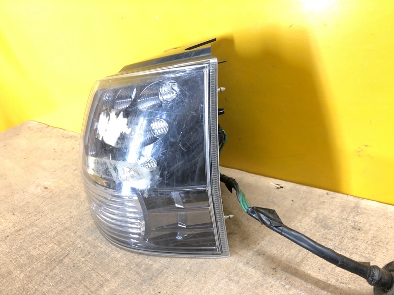 Фонарь наружный правый OUTLANDER XL 05-13