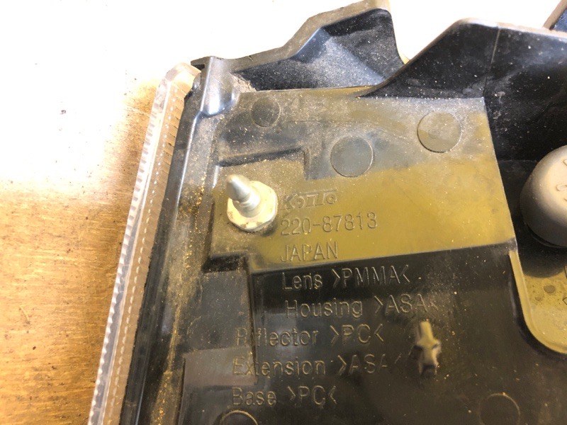 Фонарь наружный правый OUTLANDER XL 05-13