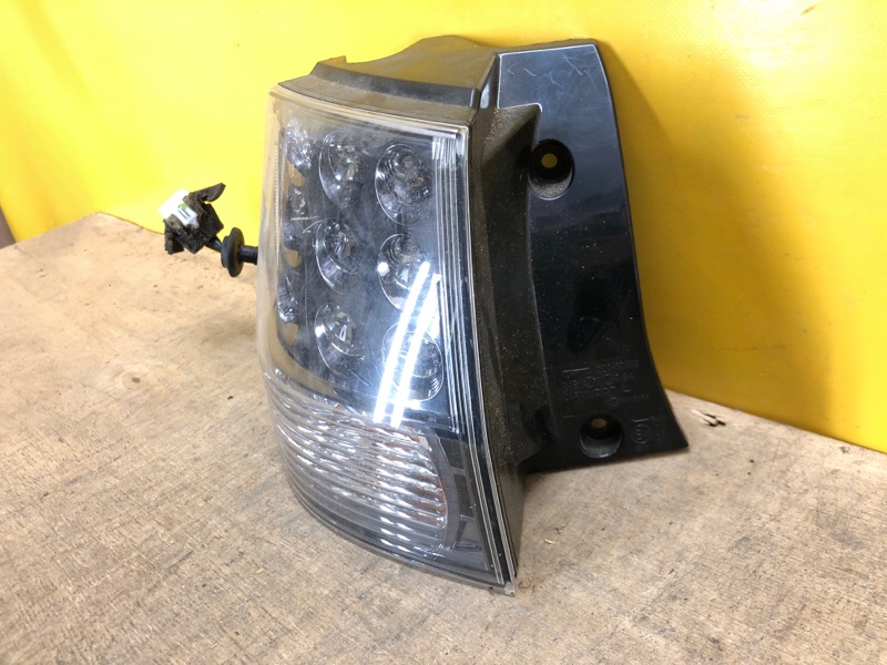 Фонарь наружный левый OUTLANDER XL 05-13