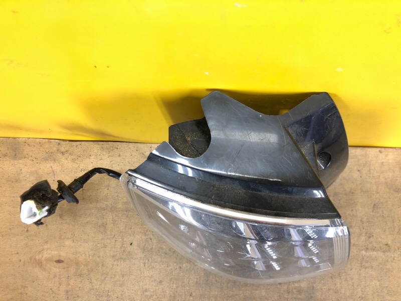 Фонарь наружный левый OUTLANDER XL 05-13