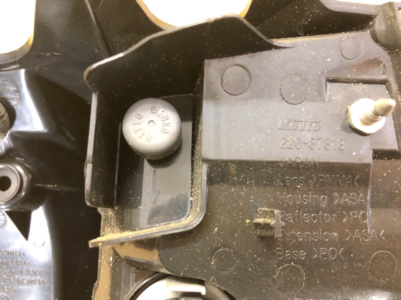 Фонарь наружный левый OUTLANDER XL 05-13