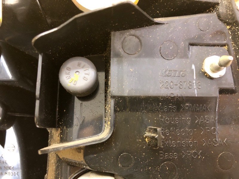 Фонарь наружный левый OUTLANDER XL 05-13