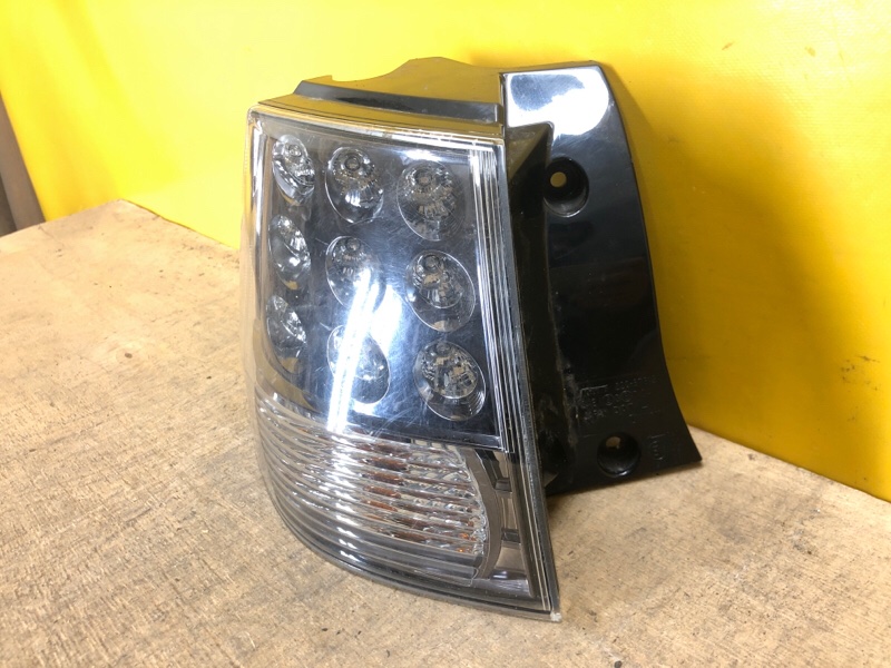 Фонарь наружный левый OUTLANDER XL 05-13