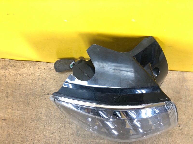 Фонарь наружный левый OUTLANDER XL 05-13