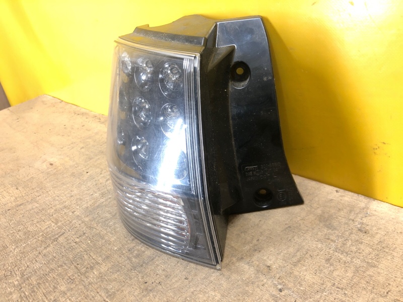 Фонарь наружный левый OUTLANDER XL 05-13