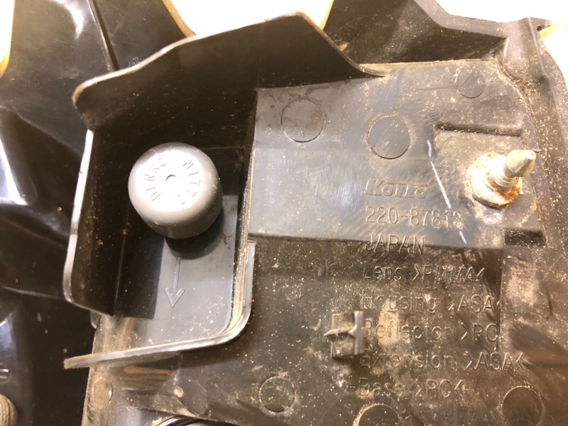 Фонарь наружный левый OUTLANDER XL 05-13