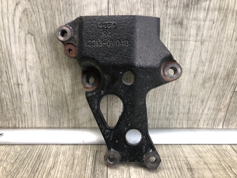 Запчасть кронштейн двигателя правый TOYOTA CAMRY 55 14-17 2016 2.5 2ARFE 123130V040 Б/У Кронштейн двигателя правый TOYOTA CAMRY 55 14-17 2016 2.5 2ARFE 123130V040 Б/У