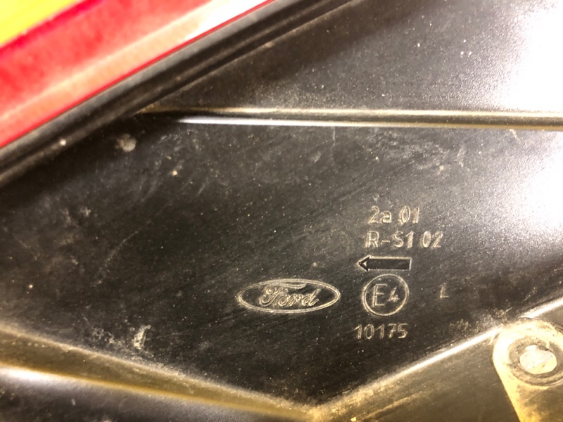 Фонарь наружный левый FOCUS 04-11