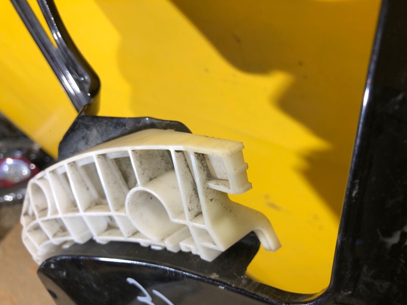 Кронштейн переднего бампера (на крыле) левый OUTLANDER GF 12-