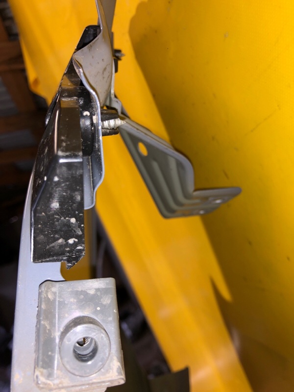 Кронштейн переднего бампера (на крыле) правый LEAF 18-