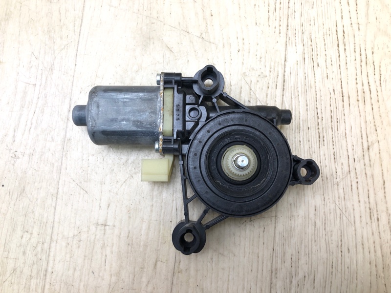 Запчасть моторчик стеклоподъемника передний правый AUDI A4 15- B9 8W0959802 Б/У Моторчик стеклоподъемника передний правый AUDI A4 15- B9 8W0959802 Б/У