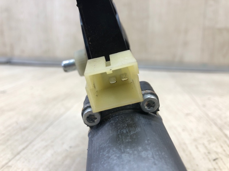 Моторчик стеклоподъемника передний правый A4 15- B9 Моторчик стеклоподъемника передний правый A4 15- B9