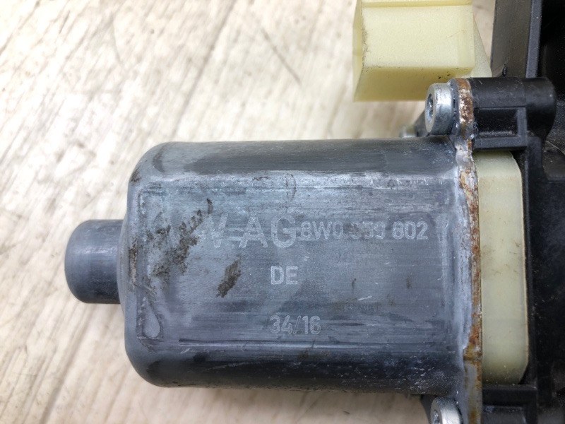 Моторчик стеклоподъемника передний правый A4 15- B9 Моторчик стеклоподъемника передний правый A4 15- B9