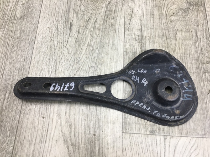 Крепление балки подвески правое TOYOTA CAMRY 20 96-02 51023-33010 Б/У