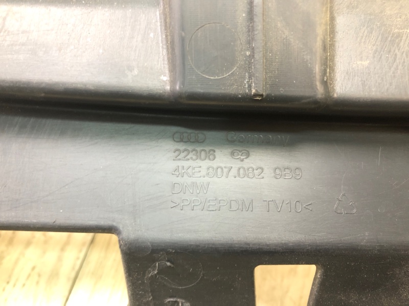 Накладка передней панели верх Q8 E-TRON 19-