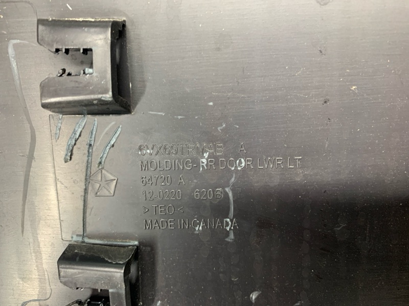 Накладка двери задняя левая CHEROKEE 14- 2019 3.2L 6 Накладка двери задняя левая CHEROKEE 14- 2019 3.2L 6