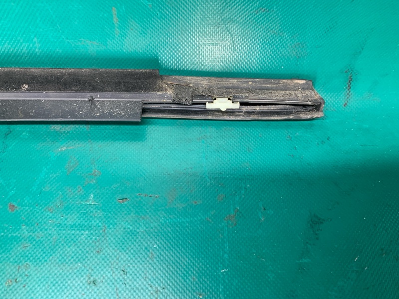 Молдинг двери задний левый CHEROKEE 14- 2019 3.2L 6 Молдинг двери задний левый CHEROKEE 14- 2019 3.2L 6