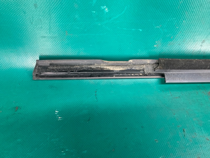 Молдинг двери задний левый CHEROKEE 14- 2019 3.2L 6 Молдинг двери задний левый CHEROKEE 14- 2019 3.2L 6